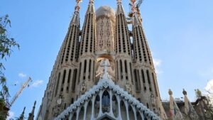 Kiến trúc sư Antoni Gaudí, nhà thiết kế Đền thánh Sagrada Familia ở Barcelona, được tôn là “Đấng Đáng kính”