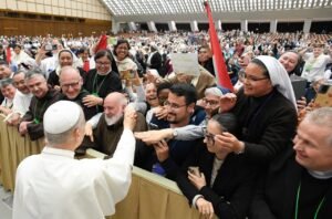 Đức Thánh Cha tiếp các tu sĩ tham dự Ngày Năm Thánh Đời sống Thánh hiến