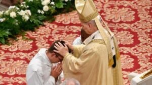 Số tín hữu Công giáo toàn cầu tăng, nhưng số linh mục và tu sĩ giảm