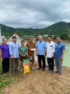 Cha Tổng Phục Vụ Dòng Mẹ Chúa Cứu Chuộc thăm đồng bào vùng lũ Na Hang