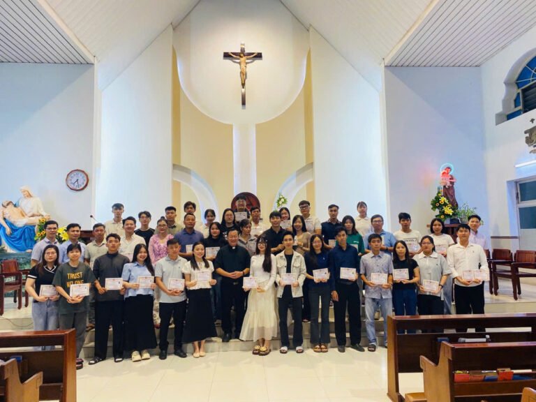 Kết thúc khóa Giáo lý Hôn nhân và trao bằng cho các học viên tại Nhà Nguyện Mục vụ Dòng Mẹ Chúa Cứu Chuộc ngày 26/10/2025