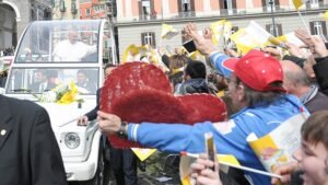 Xe mui trần của ĐTC Phanxicô được cải biến thành phòng khám lưu động bắt đầu hoạt động tại Thánh Địa