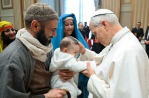 ĐTC Lêô XIV tiếp khoảng một ngàn người tham gia “Cảnh Chúa Giáng Sinh bằng người thật” tại Đền thờ Đức Bà Cả