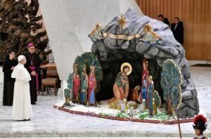 Đức Thánh Cha tiếp các phái đoàn tặng Hang đá và Cây thông Giáng Sinh tại Vatican
