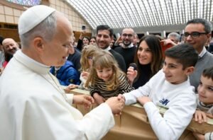 Đức Thánh Cha gặp gỡ và chúc mừng Giáng sinh các nhân viên Vatican và gia đình