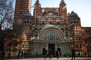 Theo khảo sát, cứ hai người Anh thì có một người dự định đi nhà thờ dịp Giáng sinh