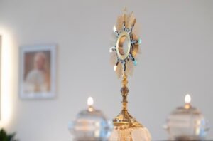 Chủ tịch Hội đồng Giám mục Mỹ kêu gọi cử hành Giờ Chầu Thánh Thể vì hòa bình