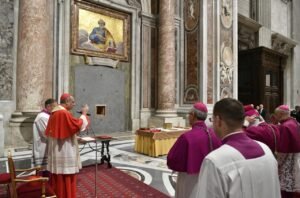 Nghi thức xây tường niêm kín Cửa Thánh Đền thờ Thánh Phêrô