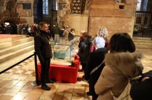 Gần 20 ngàn tín hữu kính viếng di hài Thánh Phanxicô trong ngày đầu tiên được trưng bày công khai