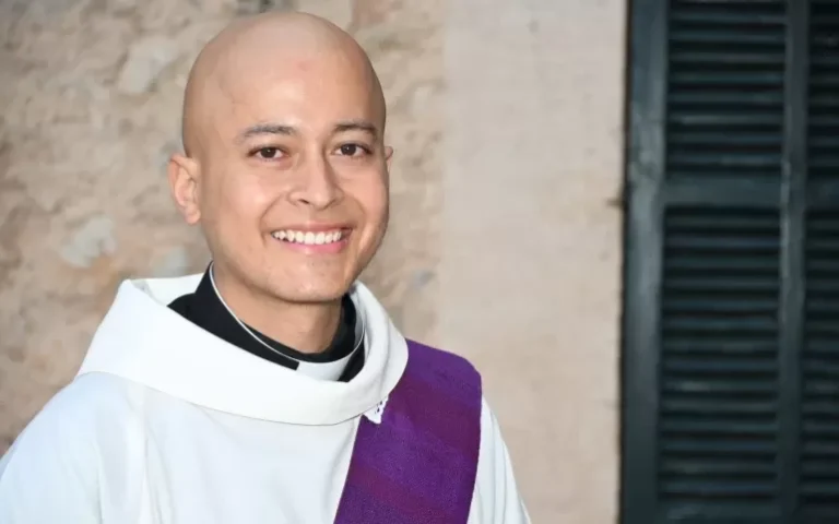 Một người trẻ Colombia mắc ung thư được phong chức linh mục tại Tây Ban Nha