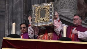 Chiêm ngắm “Khăn Thánh Veronica” tại Đền thờ Thánh Phêrô