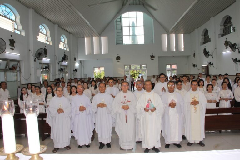 Dòng Mẹ Chúa Cứu Chuộc: Thánh lễ tận hiến cho các anh chị thuộc khóa IV – Gia Đình Tận Hiến Trẻ