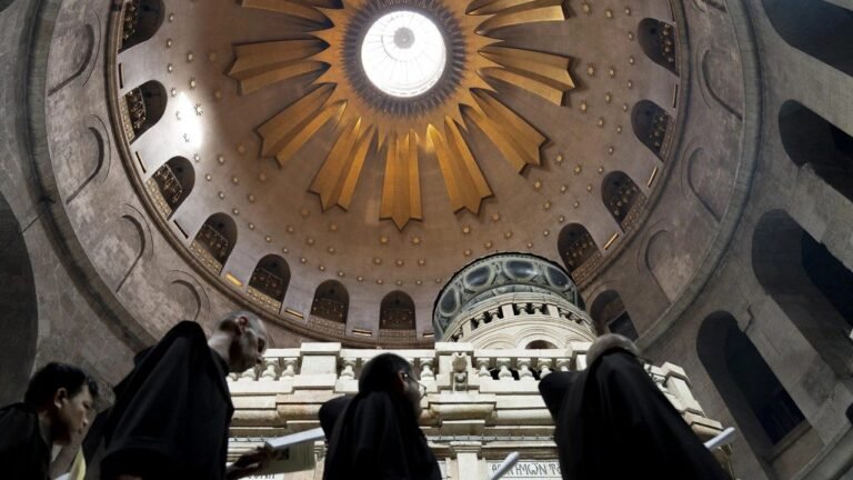 Nhà thờ Mộ Chúa được mở cửa lại