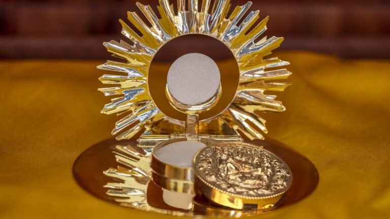 Linh mục Libăng tìm thấy Mình Thánh Chúa còn nguyên vẹn sau 47 ngày trong nhà thờ không người