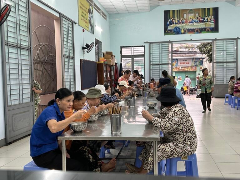 BỮA SÁNG YÊU THƯƠNG TẠI NHÀ BÁC ÁI DÒNG MẸ CHÚA CỨU CHUỘC
