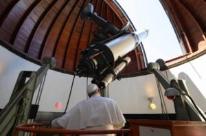 Đài Thiên văn Vatican mở khóa học về hấp dẫn lượng tử tại Castel Gandolfo
