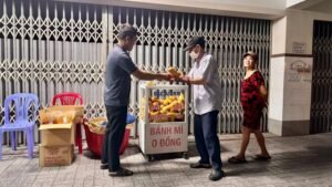 Dòng Mẹ Chúa Cứu Chuộc: Tủ bánh mì 0 đồng – Trao đi từ những điều nhỏ bé