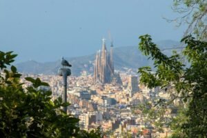 Sagrada Família ở Barcelona có tháp nhà thờ cao nhất, còn tượng Đức Mẹ cao nhất thế giới ở tại Philippines