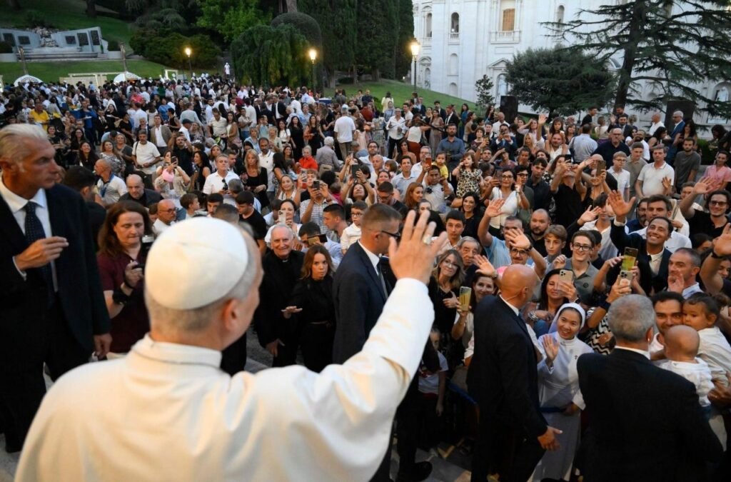 Đức Thánh Cha gặp gỡ các gia đình nhân viên Vatican