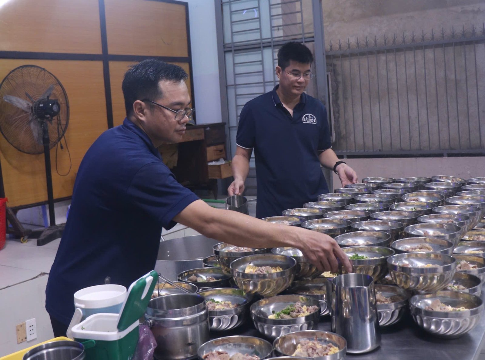 Một căn bếp nhỏ luôn đỏ lửa trước bình minh