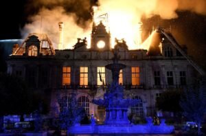 Các giám mục Pháp kêu gọi mọi người “đừng để bị cuốn vào vòng xoáy của bạo lực”